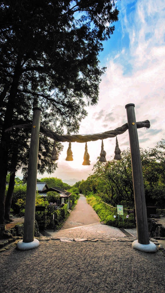 Haibara Shrine, Yamanobe Road by Andrew Thjomas
