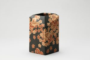Square jar with flower patterns, stoneware, 2016. Height: 9 7/8 inches, width: 5 1/2 inches, depth: 5 1/2 inches (25 x 13 x 13) Image: © Itō Sekisui V